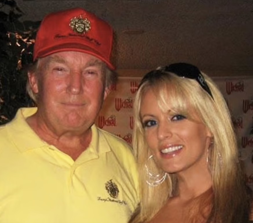Stormy Daniels, donne dans un documentaire diffusé à partir de lundi sa version d&#039;une relation sexuelle présumée avec Donald Trump en 2006,