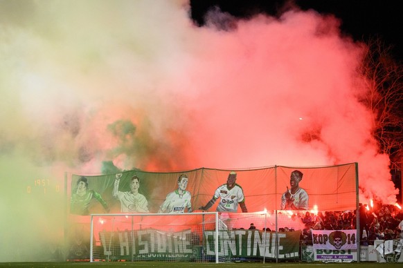 Les supporters yverdonois encouragent leur equipe lors de la rencontre 1/4 de finale de Coupe Suisse de football entre le club de Challenge League Yverdon Sport FC, YS, et le club de Super League du F ...