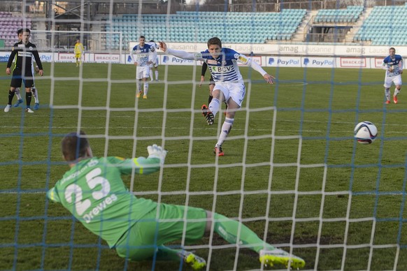 Le joueur vaudois Jocelyn Roux, centre, marque le premier but sur penalty face au gardien saint-gallois Patrick Drewes, lors de la rencontre de football de Challenge League entre le FC Lausanne-Sport  ...