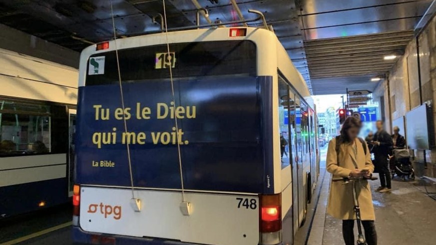 Arrêt d'un bus TPG, proche de la gare de Cornavin, à Genève.