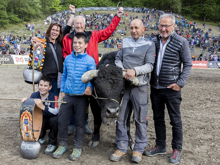 La reine des reines, Shita, pose avec ses propriétaires, la famille Terettaz après avoir remporté la finale nationale de la race d&#039;Hérens à Aproz (VS).