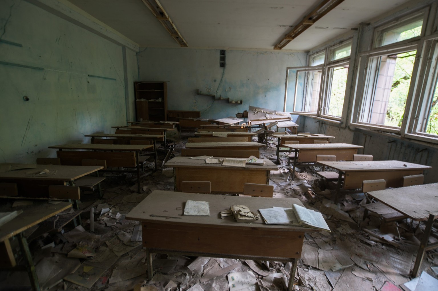 Les pupitres très bas laissent penser à une classe de primaire.