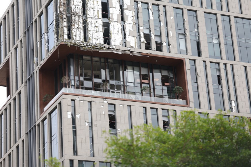 Une image de la partie endommagée d'un des bâtiments du Centre financier international de Dubaï (DIFC), suite aux débris résultant de l'interception d'une attaque par drone iranien à Du ...