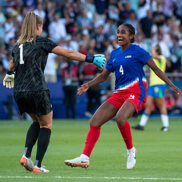 NAEHER Alyssa USA, 01, GIRMA Naomi USA, 04 jubeln ueber den Sieg und die Gold Medaille, FRA, Olympische Spiele Paris 2024, Brasilien BRA vs Vereinigte Staaten von Amerika USA, Olympisches Fussballturn ...