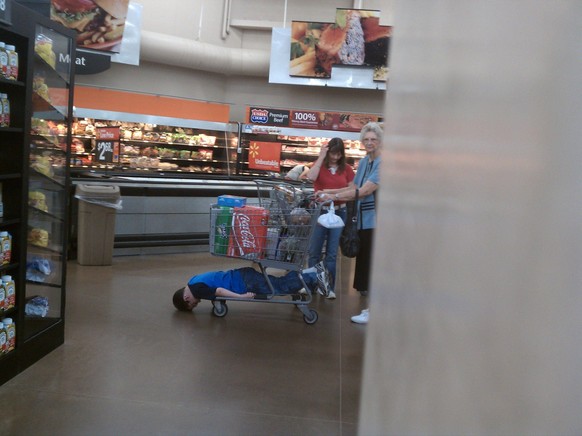 Faildienstag: Kind klemmt unter Einkaufswagen-