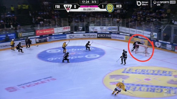 Berra (cercle rouge) a contourné son but pour participer au jeu.