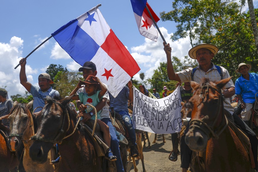 epa12914246 Farmers on horseback wave national flags during a protest against the Rio Indio reservoir project in Limon de Chagres, Colon province, Panama, 25 April 2026. Led by the Panama Canal Author ...