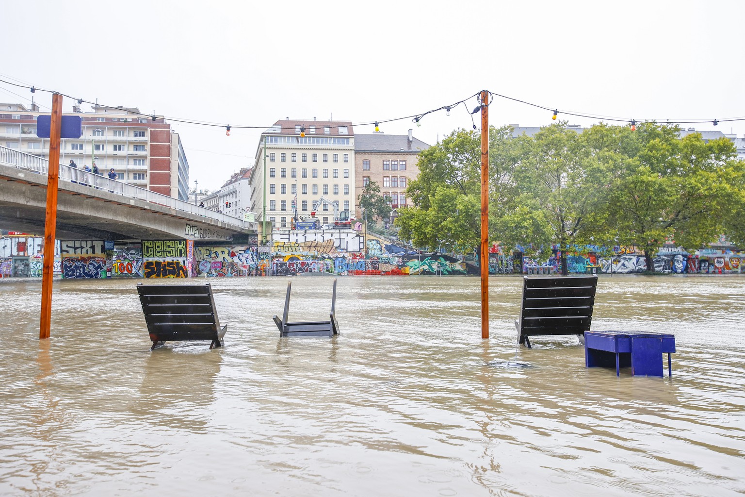 ABD0099_20240915 - WIEN - ÖSTERREICH: ZU APA0057 VOM 15.9.2024 - Das unwetterbedingte Hochwasser hat nun auch die Bundeshauptstadt erreicht. Im Bild: Die Situation in Wien am Donaukanal, aufgenommen a ...