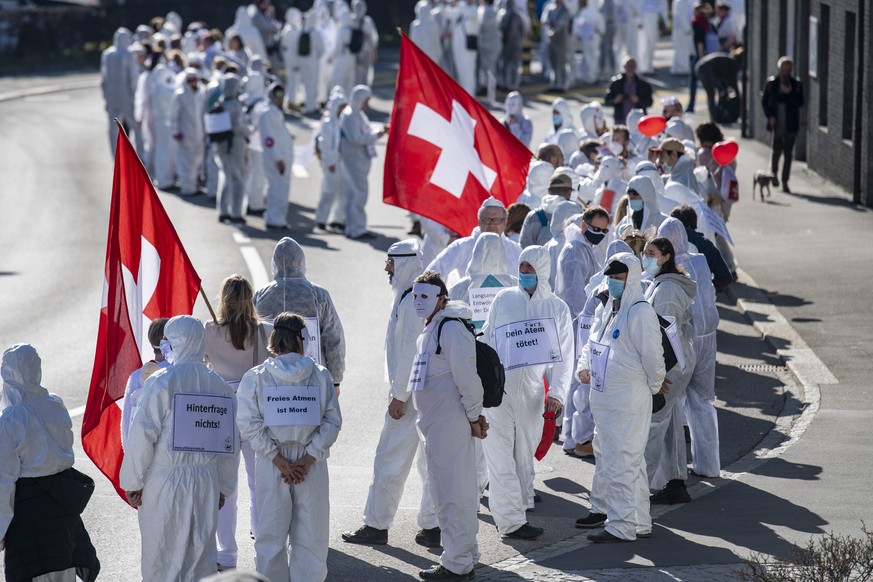 Mehrere hundert Personen demonstrieren an einer Kundgebung des Vereins &quot;Stiller Protest&quot; gegen die Einschraenkungen und Massnahmen des Bundes waehrend der Corona-Pandemie, am Samstag, 20. Fe ...