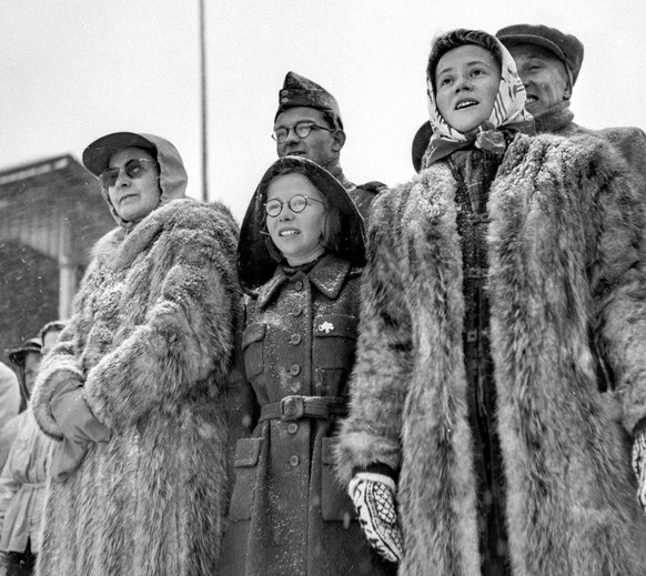 Zuschauerinnen und Zuschauer verfolgen im Schneegestoeber gespannt den Final im Turnier um den Spengler Cup zwischen dem HC Davos und dem Zuercher SC, aufgenommen am 31. Dezember 1944. Der ZSC gewinnt ...