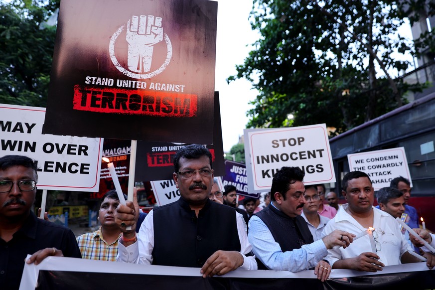 epa12051594 Bengal youth hostel members hold placards and candles during a candlelight vigil in the wake of a deadly attack on tourists in Indian-administered Kashmir Kolkata, Eastern India, 24 April  ...