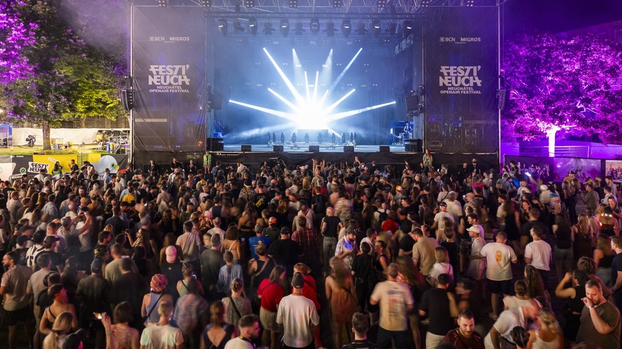 Des personnes ecoutent FlexFab devant la scene Lacustre lors du festival openair Festi'Neuch ce dimanche 15 juin 2025 a Neuchatel. Festi'neuch, Neuchatel openair festival, est un festival de ...