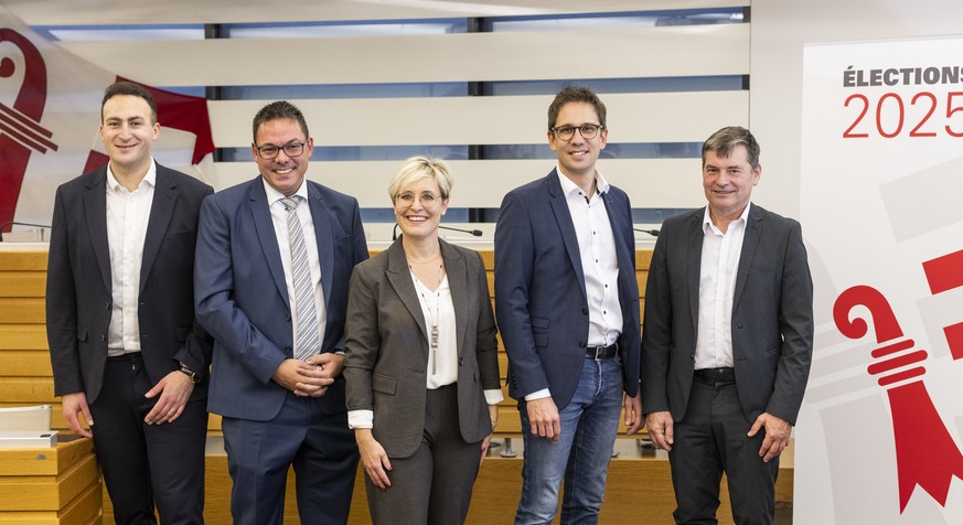 Les ministres elus au deuxieme tour posent pour la photo du Gouvernement Jurassien, de gauche, Valentin Zuber, PS, Stephane Theurillat, Centre, Rosalie Beuret Siess, PS, Raphael Ciocchi, PS, et Jean-P ...