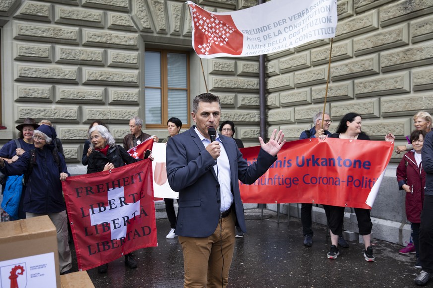 Josef Ender, Sprecher des Aktionsbuendnis Urkantone und von den Freunden der Verfassung, spricht bei der Einreichung des Referendums gegen das Covid-19-Gesetz, am Donnerstag, 8. Juli 2021 in Bern. (KE ...