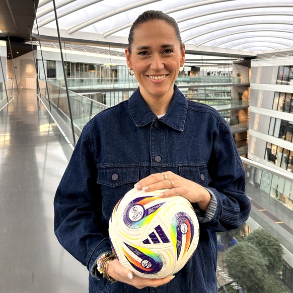 Solène Störmann, Adidas mit dem «Konektis», dem Ball der Frauen-EM 2025