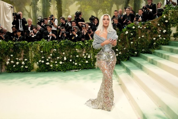 NEW YORK, NEW YORK - MAY 06: Kim Kardashian attends the 2024 Met Gala Celebrating &quot;Sleeping Beauties: Reawakening Fashion&quot; at The Metropolitan Museum of Art on May 06, 2024 in New York City. ...