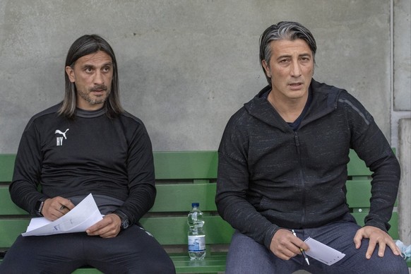Der Assistenztrainer Hakan Yakin, links, und der Trainer des FC Schaffhausen, Murat Yakin, rechts, beim Challenge League Meisterschaftsspiel zwischen dem SC Kriens und dem FC Schaffhausen vom Samstag, ...