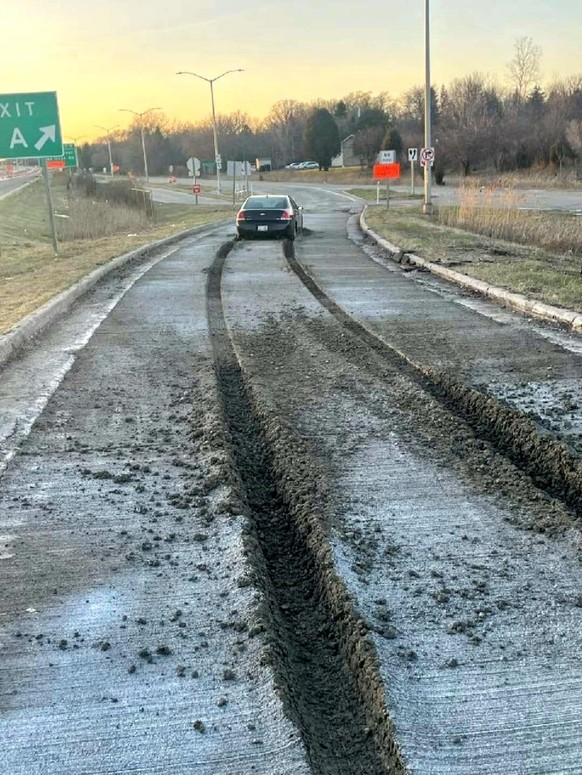 Faildienstag: Auto fährt durch nassen Beton