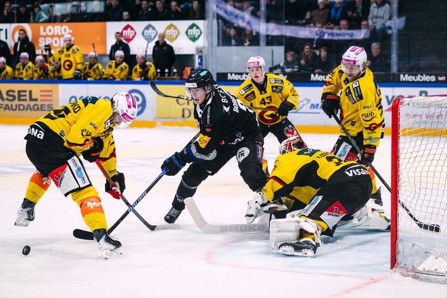 Aleksandr Iakovenko (SCB), gauche, lutte pour le puck avec Henrik Borgstroem (HCFG), centre, et Anton Lindholm (SCB), Sandro Zurkirchen (SCB), droite, lors du match du championnat suisse de hockey sur ...