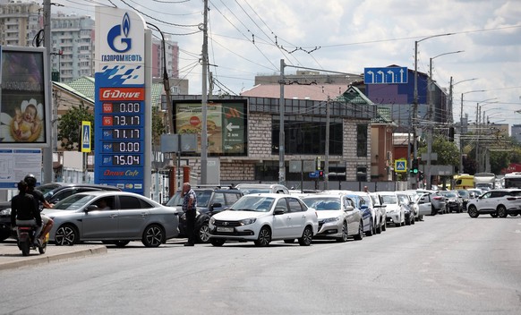 Des voitures font la queue pour faire le plein dans une station-service Gazprom Neft, sur fond de pénurie d’essence à Krasnodar, en Russie.