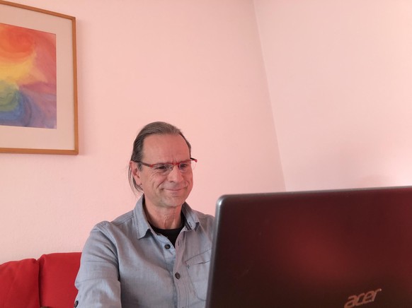 Werner Boxler, co-président des Ami.e.s de la Constitution, chez lui à Lausanne: «Je passe beaucoup de temps devant mon ordinateur» («–Tu m'étonnes, moi aussi!»)