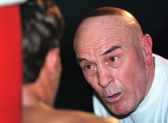 Der Berner Boxtrainer Charly Buehler, rechts, coacht am traditionellen "Boxing Day"-Stephanstagsmeeting am Samstag, 26. Dezember 1998 in Bern seinen Schuetzling Vito Rana.(KEYSTONE/Alessand ...