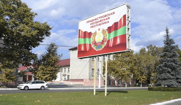 Un emblème de style soviétique dans les rues de Tiraspol.