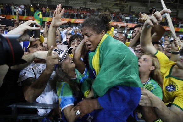 Brazil&#039;s Rafaela Silva, centre, celebrates after winning the gold medal of the women&#039;s 57-kg judo competition at the 2016 Summer Olympics in Rio de Janeiro, Brazil, Monday, Aug. 8, 2016. (AP ...