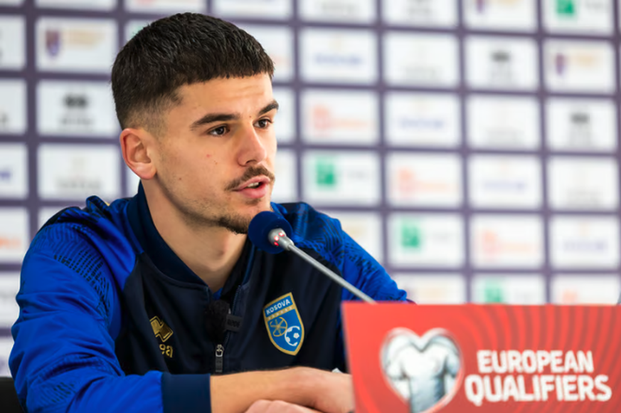 Albian Hajdari en novembre 2025, juste avant le match Kosovo-Suisse.