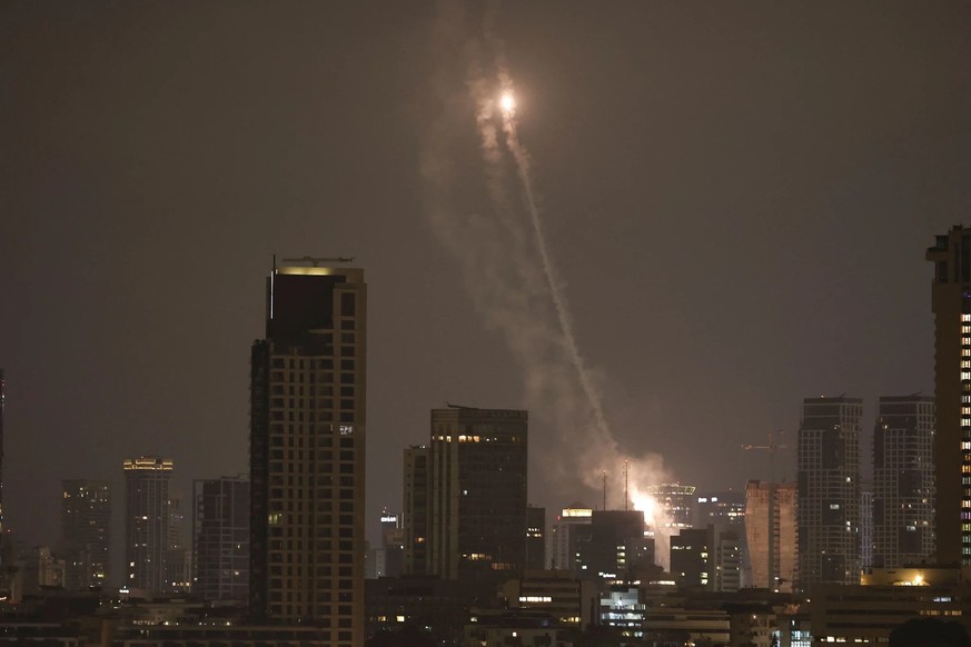 Des missiles intercepteurs du « Dôme de fer » interceptent au-dessus de Tel Aviv un projectile en provenance d&#039;Iran.