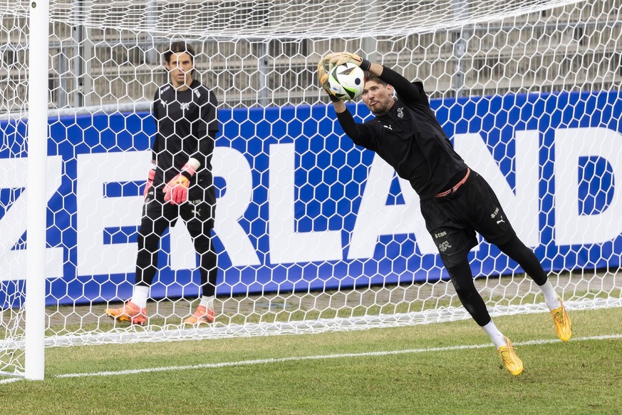 Switzerland&#039;s goalkeepers Gregor Kobel, front, and Yann Sommer during a training session at the &quot;Stadion auf der Waldau&quot; in Stuttgart, Germany, Tuesday, June 11, 2024. The Swiss nationa ...