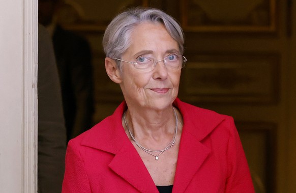 epa10023157 France&#039;s Prime Minister Elisabeth Borne arrives to give a speech after the first results of the parliamentary elections at Matignon in Paris, Fance, 19 June 2022. French President Emm ...