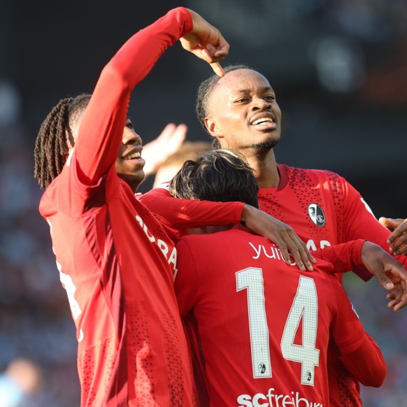 Yuito Suzuki (de dos) est notamment félicité par Johan Manzambi (à gauche) après le 3-0