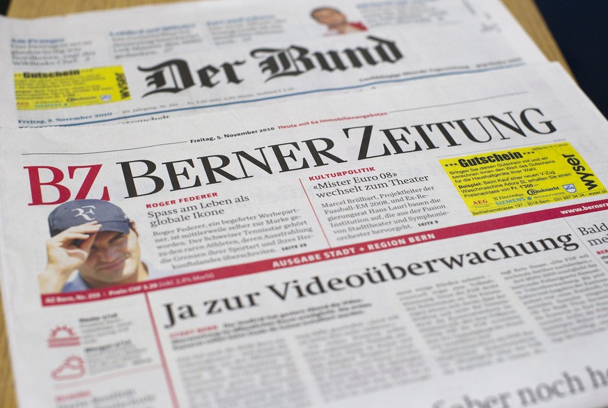 ARCHIV --- Sicht auf die Ausgaben der Berner Tageszeitungen &quot;Der Bund&quot; und &quot;Berner Zeitung&quot; am Donnerstag 15. Oktober 2009 in Bern. Die Z�rcher Tamedia legt in Bern die Redaktionen ...