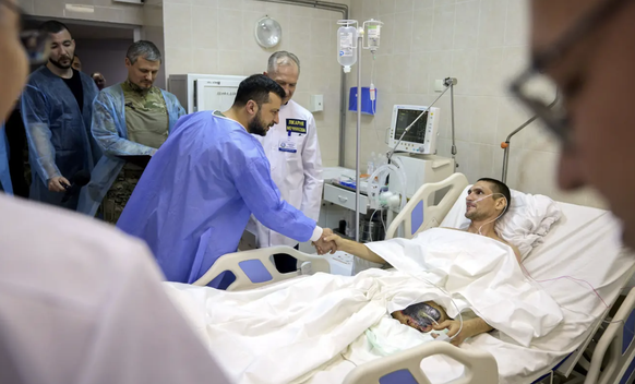 Le président Zelensky rend visite aux soldats blessés à l'hôpital militaire de Dnipro.