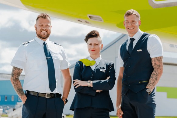 La compagnie aérienne airBaltic autorise les tatouages visibles à ses équipages.