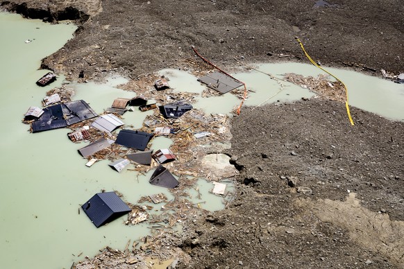 Une vue aerienne montre des maisons qui flottent dans le lac forme apres l&#039;eboulement, a cote de deux barrages le mardi 24 juin 2025 a Blatten dans le Loetschental. Le village de Blatten, en Vala ...