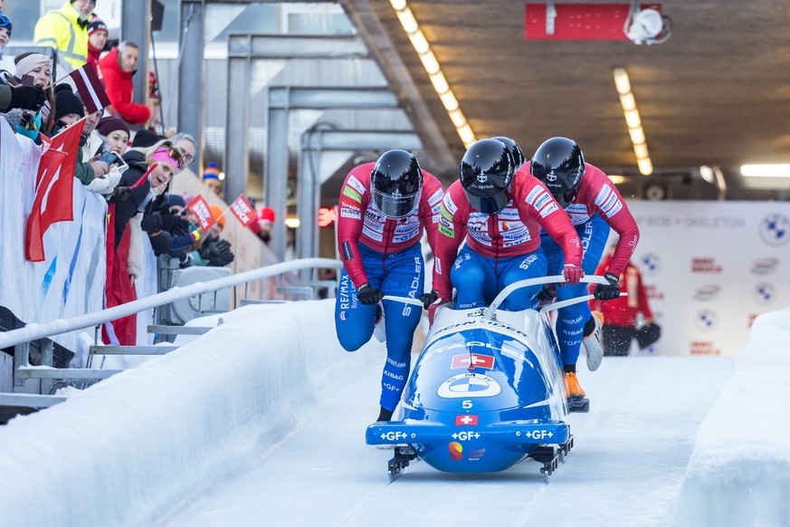 ABD0067_20231217 - INNSBRUCK - �STERREICH: VOGT Michael, Oliver Gyger mit Andrea Orsinger, Sandro Michel (SUI) w�hrend dem 1. Lauf im Viererbob der M�nner im Rahmen des BMW IBSF Bob- und Skeleton-Welt ...