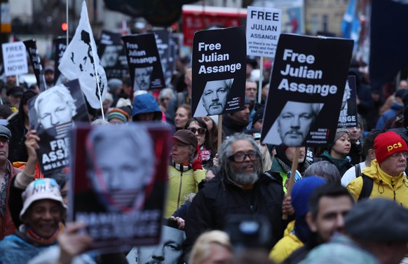Des supporteurs de Julian Assange manifestent devant la Cour royale de justice, en février 2024.