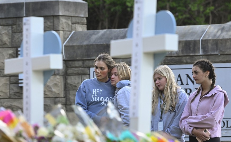 Des jeunes se recueillent après une fusillade à Nashville, Tennessee.