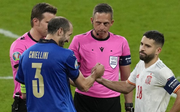 Giorgio Chiellini et Jordi Alba lors de l&#039;Euro 2020.