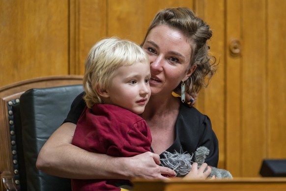 Elija sitzt auf dem Schoss seiner Mutter Irene Kaelin, GP-AG, Nationalratspraesidentin des vergangenen Jahres, am ersten Tag der Wintersession der Eidgenoessischen Raete, am Montag, 28. November 2022  ...