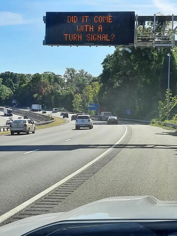 lustige verkehrsschilder autobahn warnschilder https://www.businessinsider.com/funny-highway-signs-messages-safety-federal-scrutiny-new-jersey-2023-2?r=US&IR=T#-16