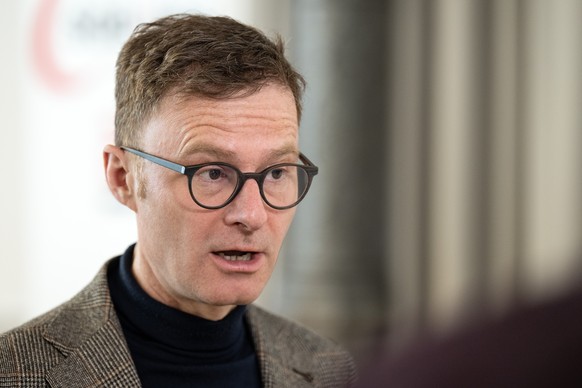 Daniel Lampart, Chefoekonom, vom Schweizerischen Gewerkschaftsbund, SGB, spricht an einer Medienkonferenz zur sinkenden Kaufkraft, am Mittwoch, 20. April 2022, in Bern. (KEYSTONE/Peter Schneider)