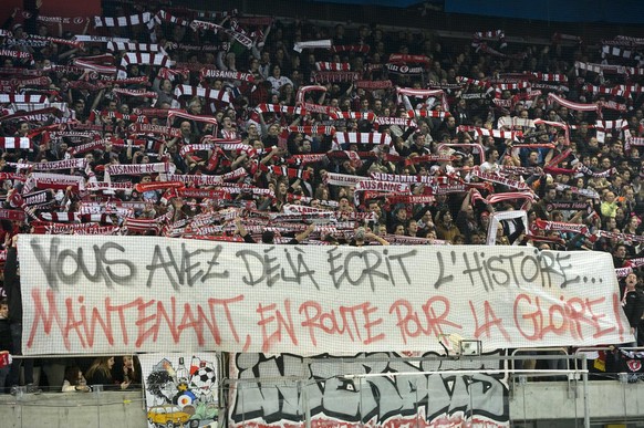 Les supporters du LHC brandissent une banderole &quot;Vous avez deja ecrit l&#039;histoire...Maintenant, en route pour la gloire&quot; lors du 2eme match des quarts de finale de Play Off de National L ...