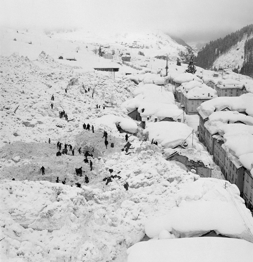 Suchmannschaften graben im Februar 1951 in Airolo in den Schneemassen der verheerenden Vallascia-Lawine, die am 12. Februar zehn Menschen das Leben kostete. (KEYSTONE/PHOTOPRESS-ARCHIV/Ernst Baumann)