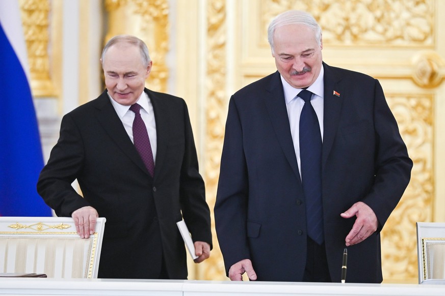 Vladimir Poutine, président de la Russie, et son homologue biélorusse Alexandre Loukachenko, ici lors de la réunion du Conseil suprême de l'Etat de l'Union de la Russie et de la Biélorussie  ...