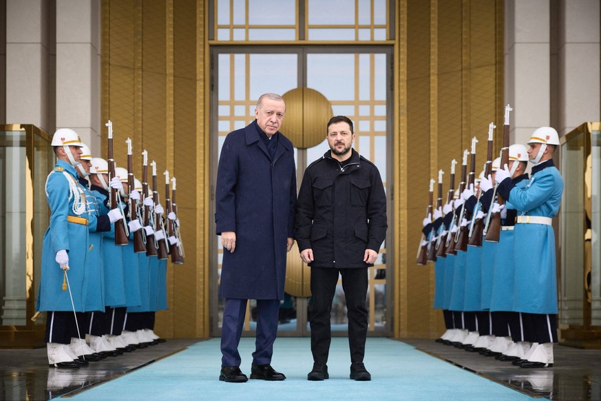 Le président turc Recep Tayyip Erdogan, souvent critiqué pour sa proximité avec la Russie et son refus de participer aux sanctions de l&#039;Occident, a pourtant réussi à négocier un fin numéro d&#039 ...