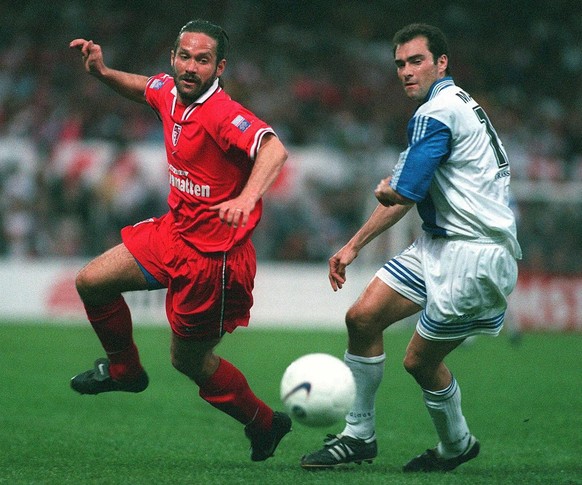 Le Zurichois Joel Magnin (droite), a la lutte avec le Sedunois Yvan Quentin, lors du match du tour final de football LNA Sion contre GC, ce samedi 25 avril 1998 a Sion. (KEYSTONE/Fabrice Coffrini)