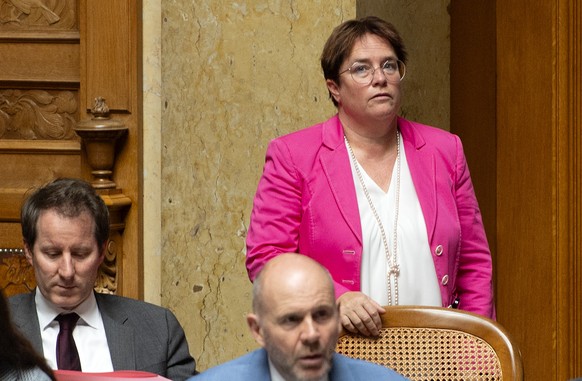 Nationalraetin Magdalena Martullo-Blocher, SVP-GR, steht neben Nationalrat Thomas Aeschi, SVP-ZG, im Saal an der Sommersession der Eidgenoessischen Raete, am Dienstag, 11. Jun i 2024, in Bern. (KEYSTO ...